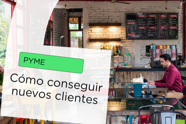 Dueño de PYME revisando métricas sobre cómo conseguir clientes nuevos y ventas mediante marketing digital.